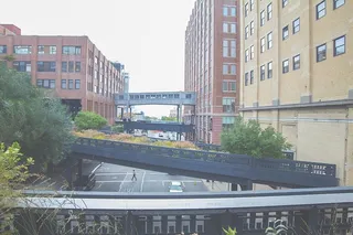 运河、市中心、交通、车辆、车道、水道、公共交通、住宅区