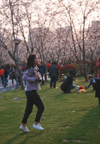 站在地上的女人