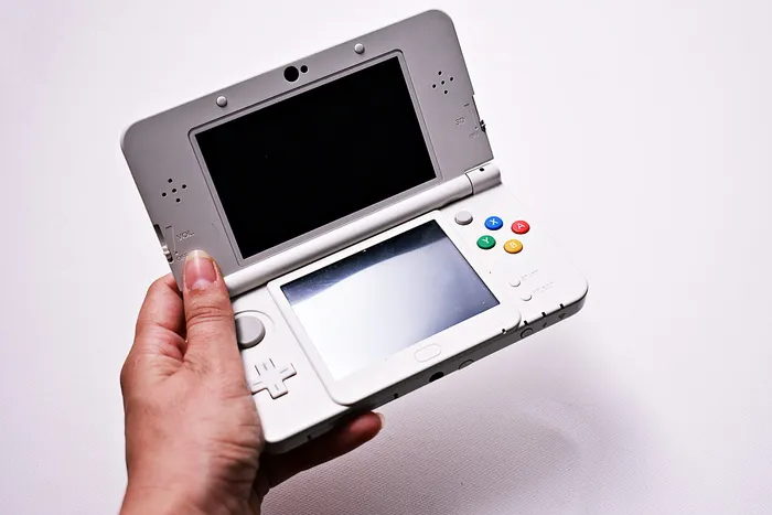 持有灰色任天堂Gameboy Advance的人