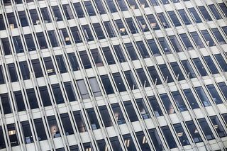 多窗、倾斜、填充框架办公楼外墙