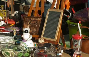 各种颜色的物品很多，跳蚤市场，板岩，薯片，vide grenier，选择，变化，大量物品