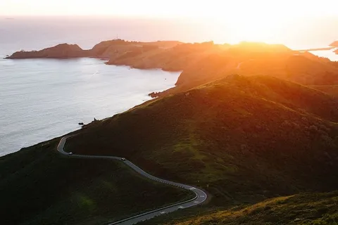 海边,小山,公路,日出,高山,高地,云,天空 海边,小山,公路,日出,高山,高地,云,天空