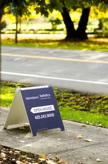 蓝色，标牌，旁边，黑色，柏油路，开放式，标牌，上车