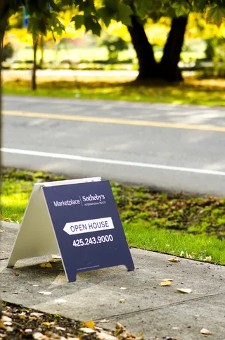 蓝色，标牌，旁边，黑色，柏油路，开放式，标牌，上车