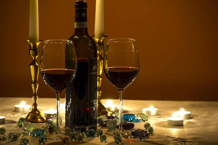 两个透明酒杯