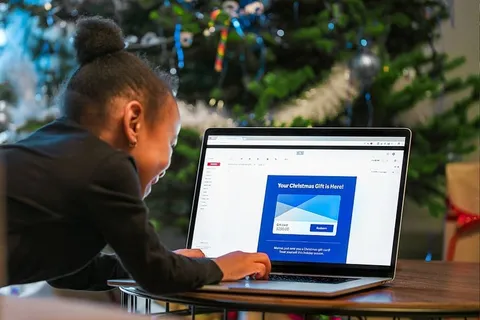 孩子打开圣诞礼品卡照片 孩子打开圣诞礼品卡照片