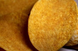 薯片，一堆薯片，黄色，薯片，食物，零食，小吃，丰盛