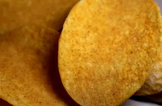 薯片，一堆薯片，黄色，薯片，食物，零食，小吃，丰盛