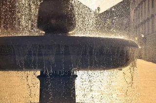 喷泉的特写镜头水滴飞溅