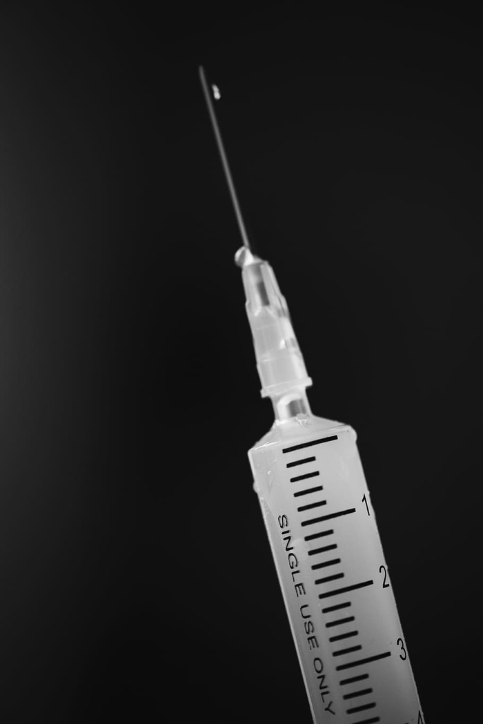 白色注射器的特写镜头