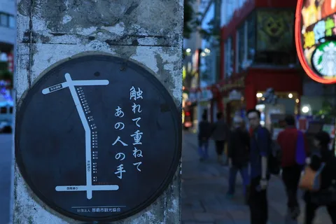 黑色街道标志，人，人，塔，建筑，钟楼，手表