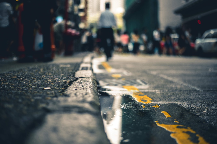 然而，街道，人行道，排水沟，运河，水，水坑，线