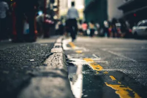 然而，街道，人行道，排水沟，运河，水，水坑，线