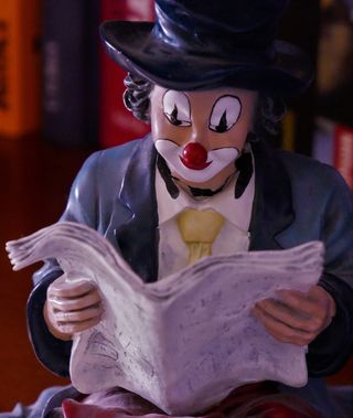 小丑，人物，阅读，五颜六色，装饰，坐着，小丑鼻子，报纸