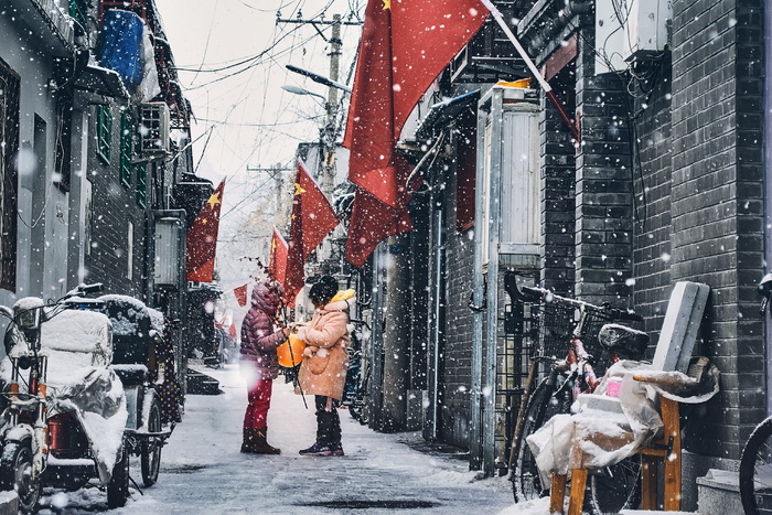 两个人站着