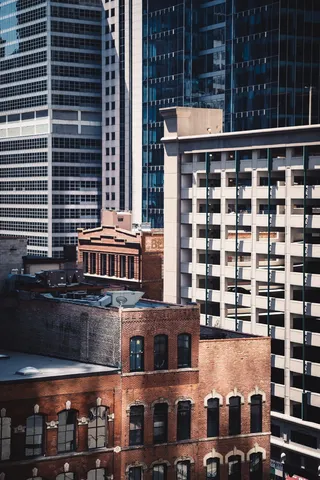 棕色和白色建筑的建筑照片