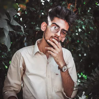 穿着棕色衬衫的男子的选择性聚焦摄影