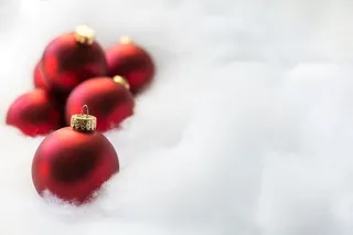 白雪照片上的红色装饰