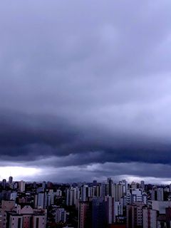 多云天气下的高层和中层建筑