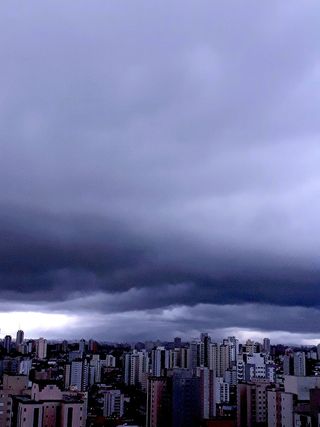 多云天气下的高层和中层建筑