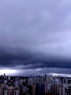多云天气下的高层和中层建筑 多云天气下的高层和中层建筑