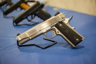 银色，黑色，45口径手枪，顶部，蓝色，表面，手枪，手枪