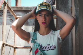 身穿白色圆领帽袖衬衫的女性肖像照片