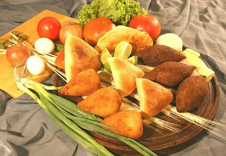 面包、蔬菜、托盘、esfiha、kibe、小吃、零食、电源 面包、蔬菜、托盘、esfiha、kibe、小吃、零食、电源