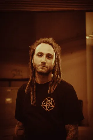 男子穿着黑色圆领t恤