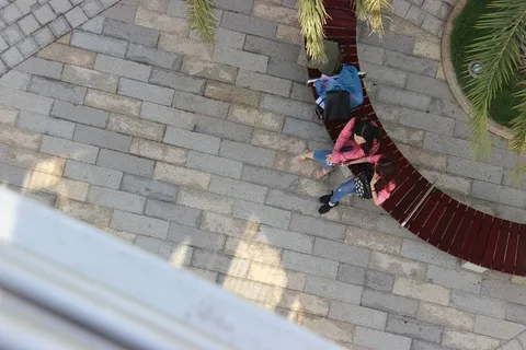 真实的人，高角度视角，女人，生活方式，走路，白天，全身，人