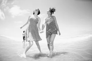 灰度摄影，二，女人，站着，海边，朋友，姐妹，海滩