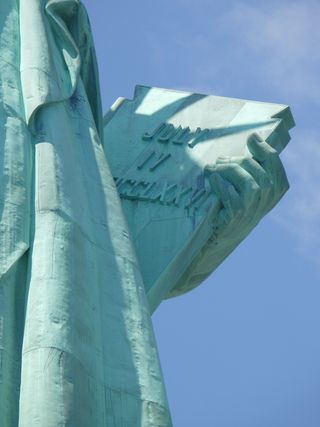 自由女神的特写图像，自由女神特写，书名，自由女神之手特写，爱国主义，历史，自由，里程碑