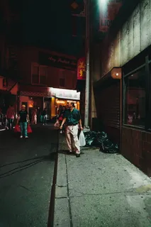 夜间在街上行走的男子 夜间在街上行走的男子