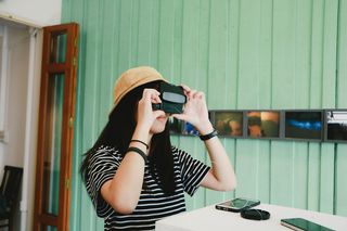 拍照的女人