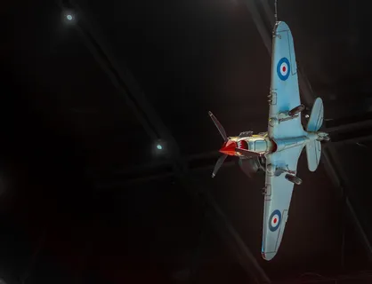 白色和蓝色喷气式飞机的特写照片