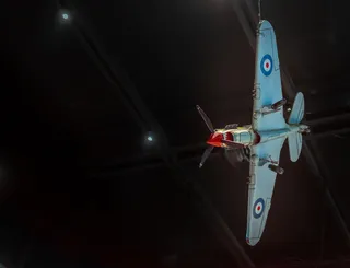 白色和蓝色喷气式飞机的特写照片