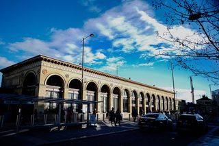 车辆，汽车，交通，汽车，建筑，人，人，建筑