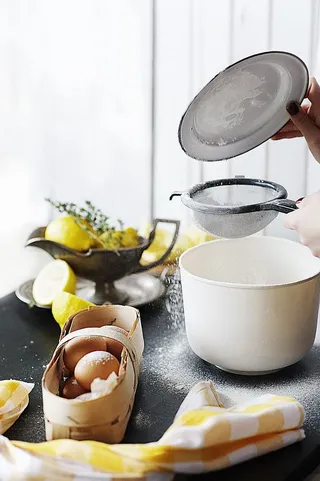 棕色鸡蛋篮子旁边的白色塑料容器