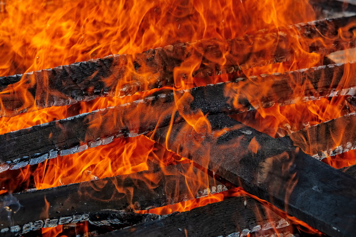 燃烧的木质侧面，火焰，吞没，堆积，木材，火，橙色，燃烧