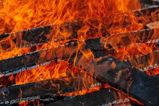 燃烧的木质侧面，火焰，吞没，堆积，木材，火，橙色，燃烧