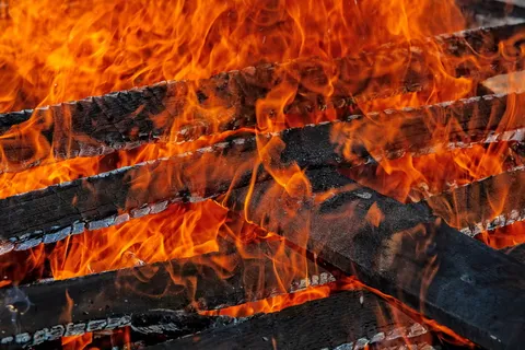 燃烧的木质侧面,火焰,吞没,堆积,木材,火,橙色,燃烧 燃烧的木质侧面,火焰,吞没,堆积,木材,火,橙色,燃烧