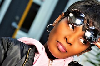 女式黑色夹克和粉色连帽衫