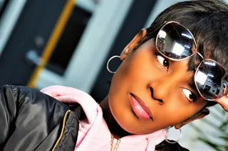 女式黑色夹克和粉色连帽衫