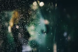 玻璃上的雨滴