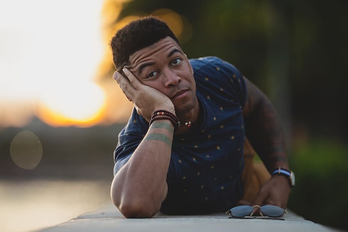 躺在灰色表面上的人的选择性聚焦摄影