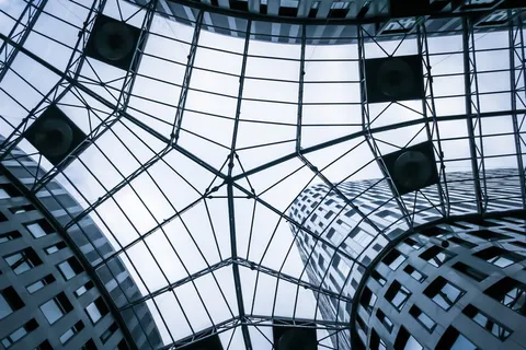 玻璃建筑的底视图 玻璃建筑的底视图