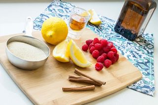 果酱原料、糖、柠檬、覆盆子、芝麻和白酒