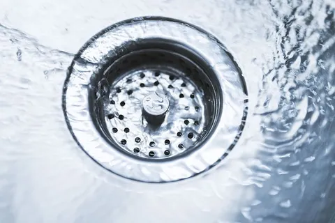 排水管中水流的高角度视图