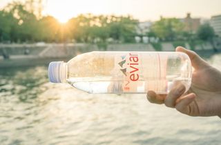 人，人，瓶子，饮料，饮料，水瓶，矿泉水，手指