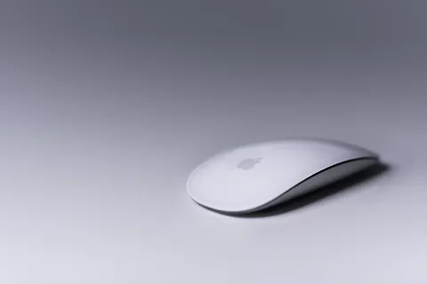 白色表面上的魔术鼠标 白色表面上的魔术鼠标
